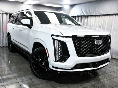 Used 2026 Cadillac Escalade ESV Platinum Sport w/ LPO, ONYX Package AWD/4WD image 3