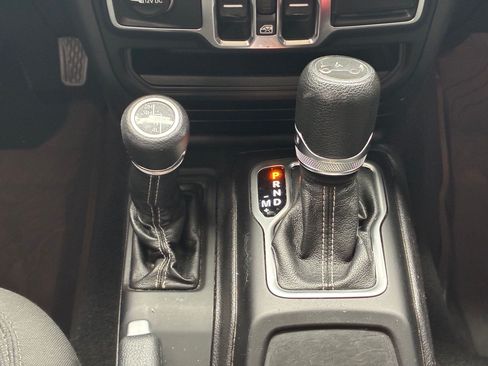 Used 2018 Jeep Wrangler Unlimited Sahara AWD/4WD image 24