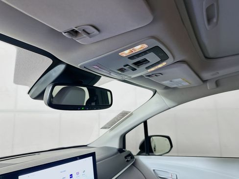 Used 2025 Toyota Sienna XLE FWD image 18