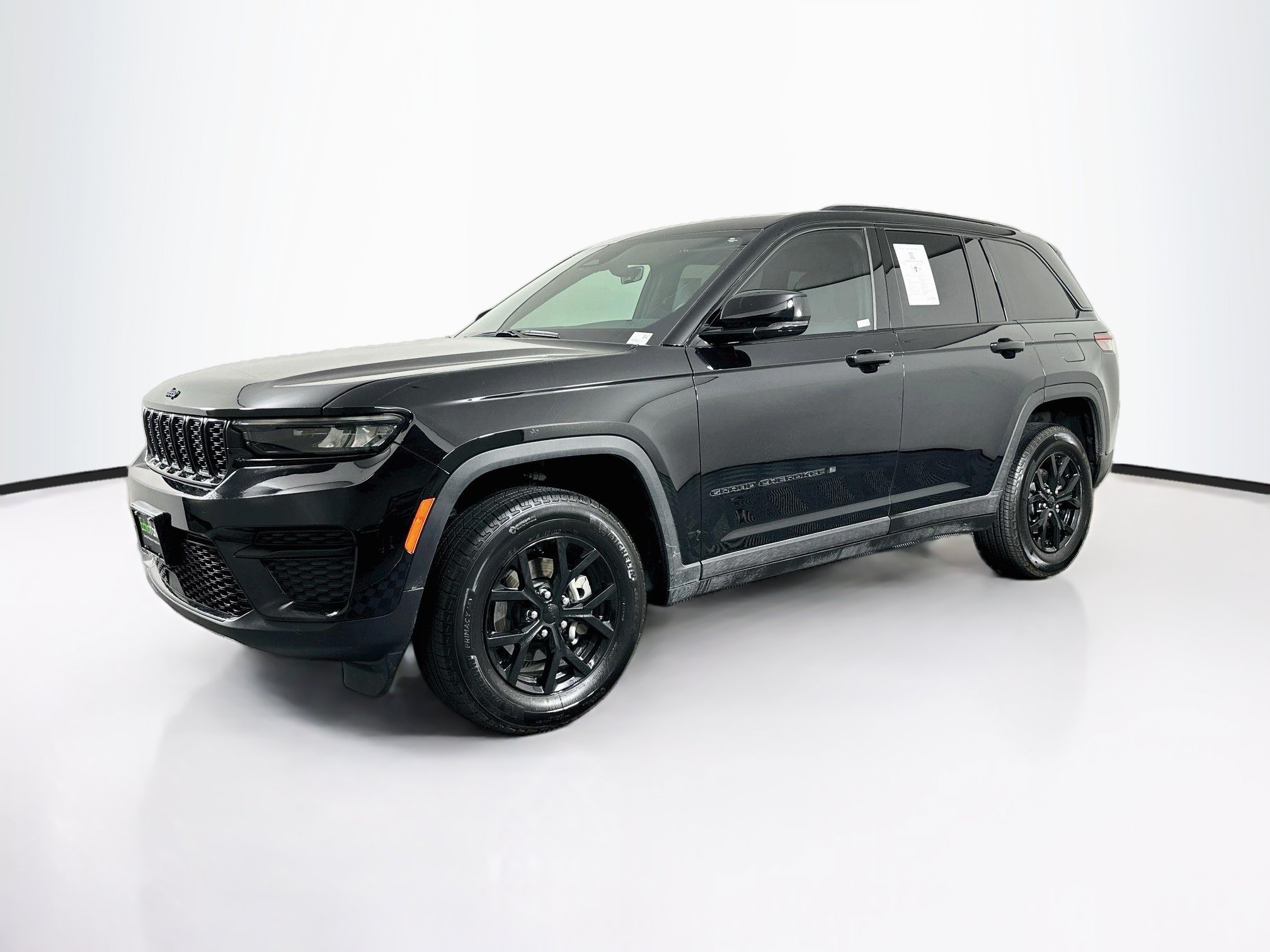Used 2025 Jeep Grand Cherokee Altitude AWD/4WD image 3