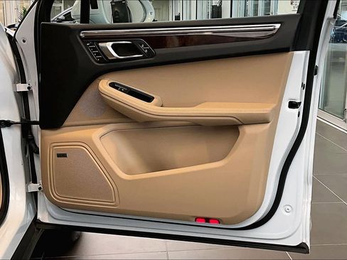 Used 2025 Porsche Macan image 42