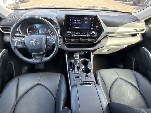 Used 2022 Toyota Highlander XLE AWD/4WD image 23