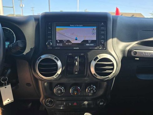 Used 2018 Jeep Wrangler Unlimited Sahara AWD/4WD image 14