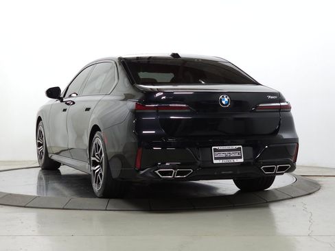 Used 2025 BMW 760i xDrive w/ Premium Package image 5