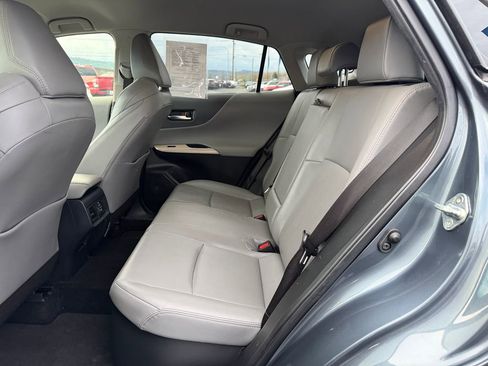 Used 2022 Toyota Venza XLE image 12