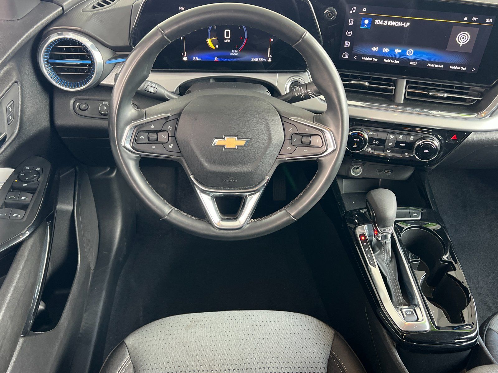 Used 2025 Chevrolet Trax LT w/ LT Convenience Package FWD image 12