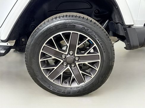 Used 2023 Jeep Wrangler Unlimited Sahara AWD/4WD image 27