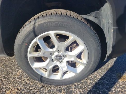 Used 2018 Jeep Renegade Latitude w/ Cold Weather Group image 16