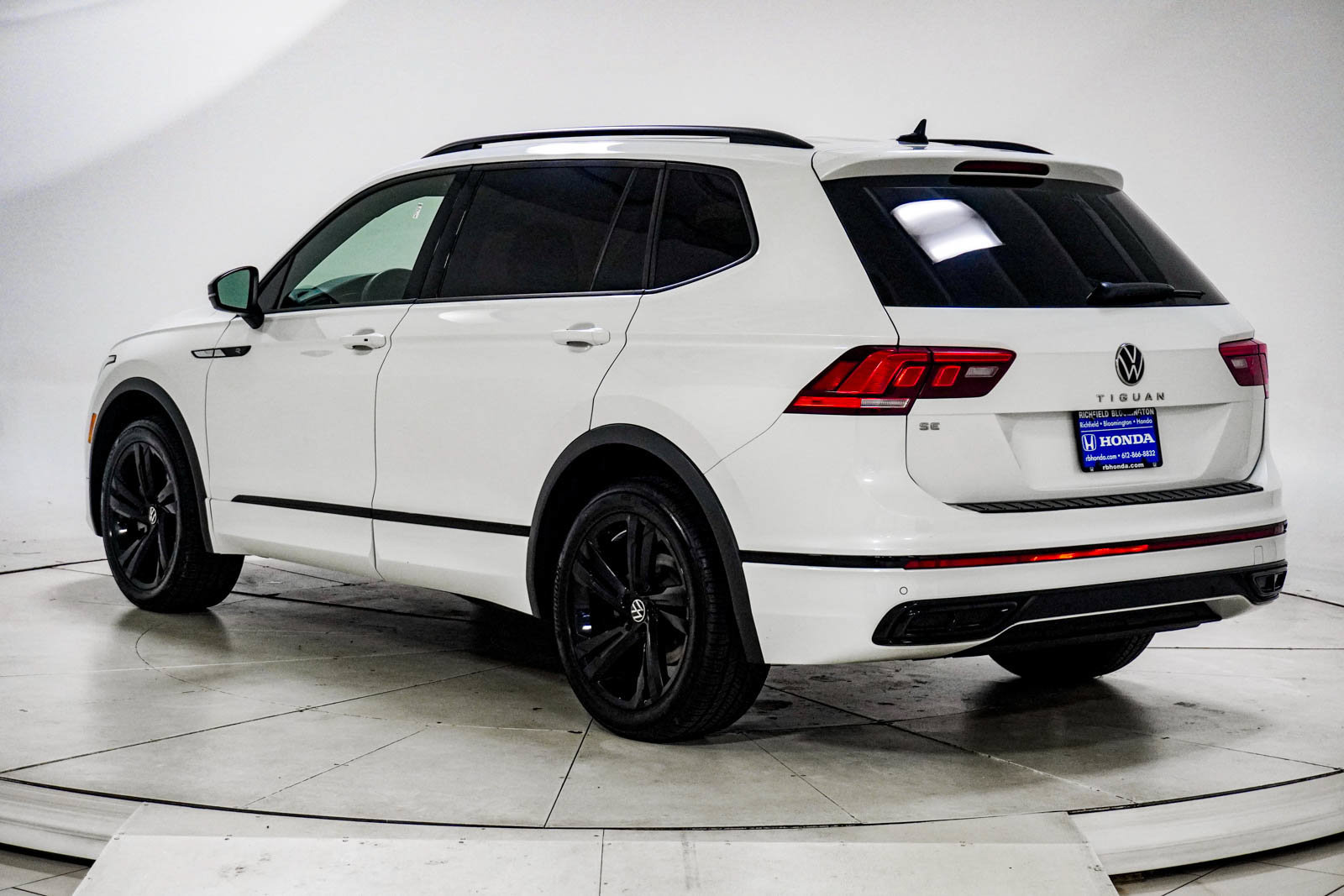 Used 2023 Volkswagen Tiguan SE R-Line FWD image 5