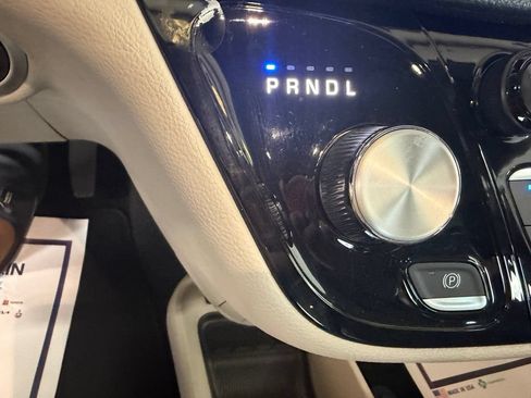 Used 2023 Chrysler Pacifica Touring-L FWD image 15
