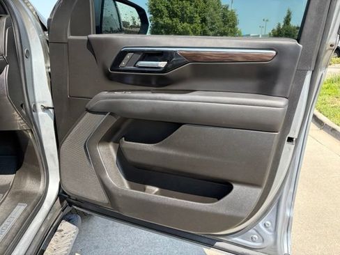 Used 2025 Chevrolet Suburban Z71 AWD/4WD image 23