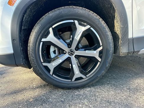 New 2025 Volkswagen Tiguan SE image 41