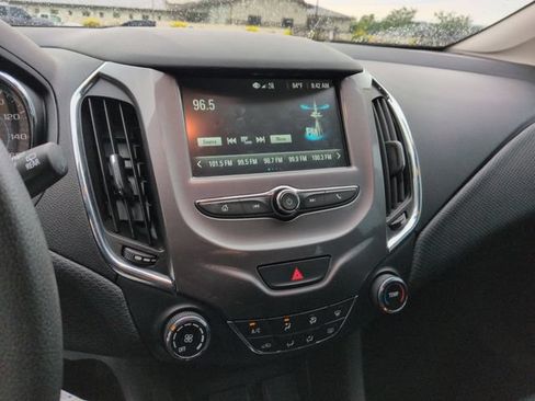 Used 2018 Chevrolet Cruze LT FWD image 16