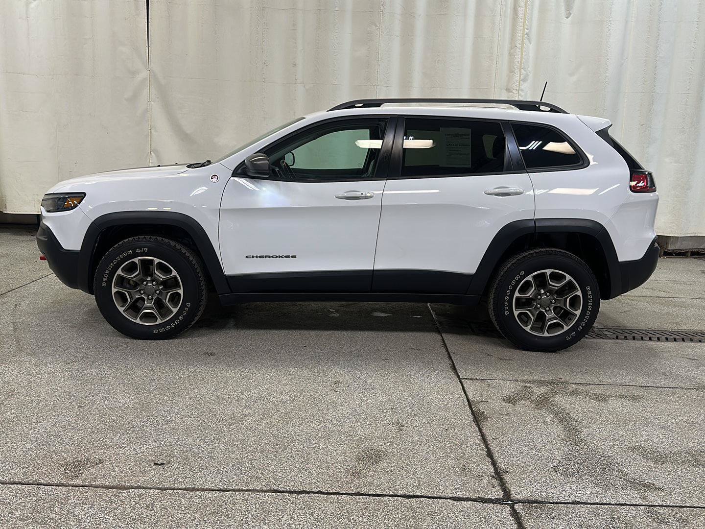 Used 2020 Jeep Cherokee Trailhawk w/ Comfort/Convenience Group AWD/4WD image 2