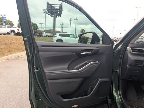 Used 2023 Toyota Highlander XLE FWD image 11