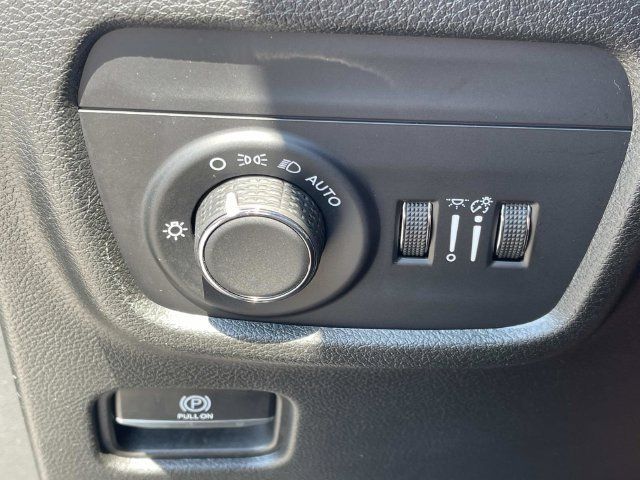 Used 2023 Jeep Grand Cherokee Laredo AWD/4WD image 34
