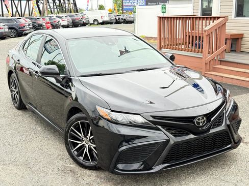 Used 2021 Toyota Camry SE image 2