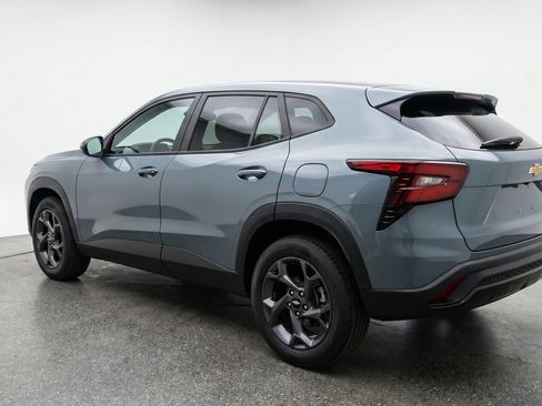 Used 2025 Chevrolet Trax LT FWD image 6