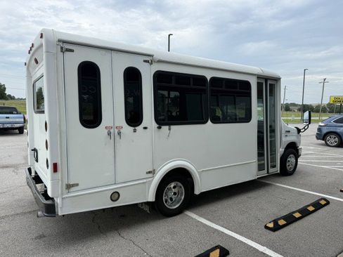 Used 2015 Ford E-350 and Econoline 350 Super Duty RWD image 3