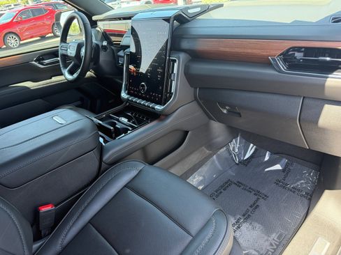 Used 2025 GMC Yukon XL Denali AWD/4WD image 27