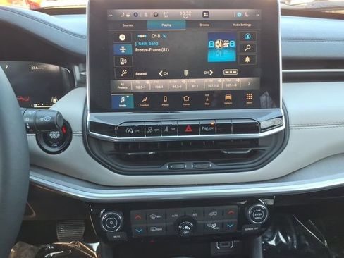 Certified 2025 Jeep Compass Limited w/ Elite Group AWD/4WD image 18
