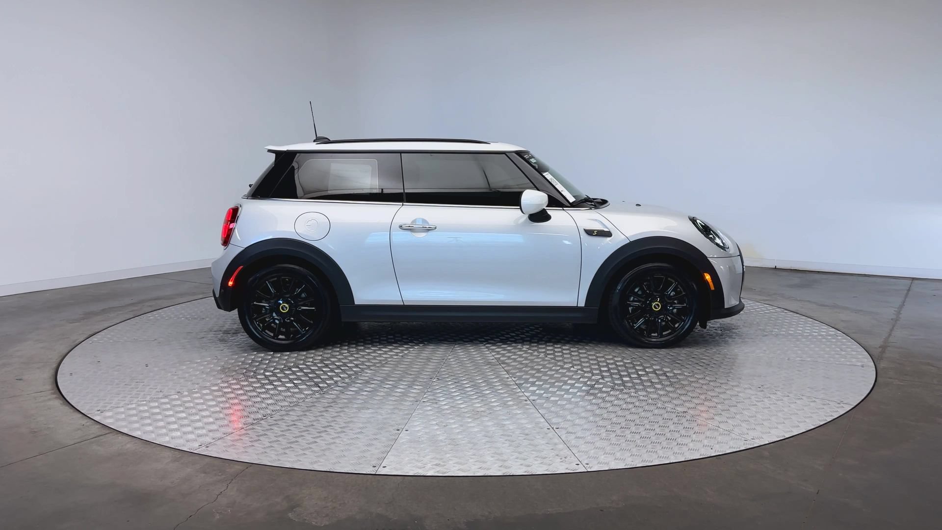 Used 2023 MINI Cooper SE FWD image 9