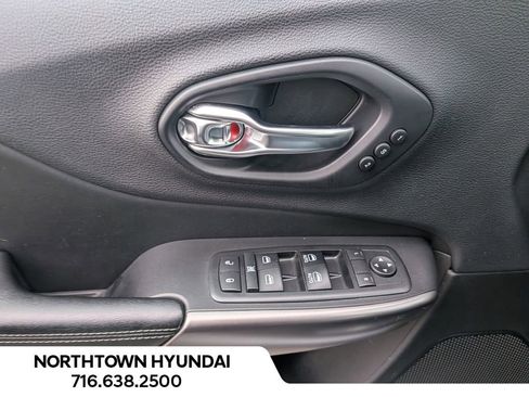 Used 2019 Jeep Cherokee Limited image 30