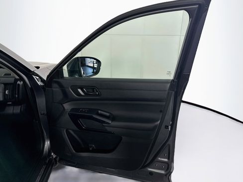 Used 2025 Nissan Pathfinder SV FWD image 32