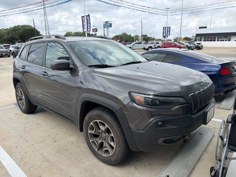 Used 2020 Jeep Cherokee Trailhawk AWD/4WD image 2