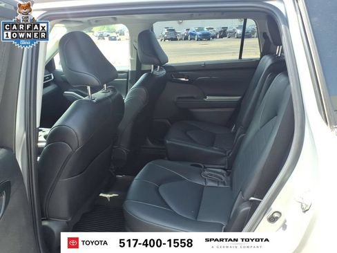 Used 2022 Toyota Highlander XLE AWD/4WD image 11