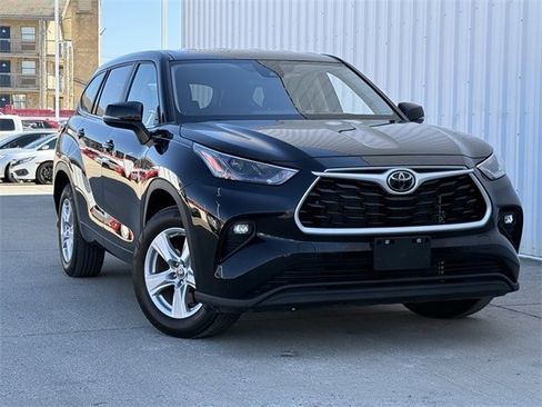 Used 2024 Toyota Highlander LE image 2