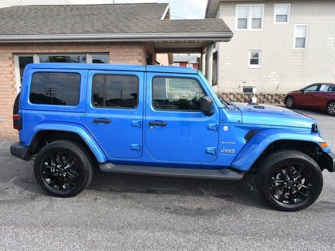 Used 2024 Jeep Wrangler Unlimited Sahara w/ Technology Group AWD/4WD image 2