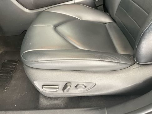Used 2023 Toyota Highlander XLE AWD/4WD image 12