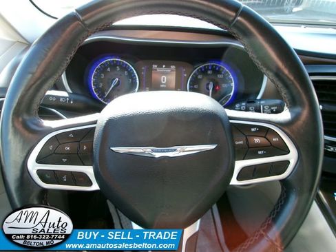 Used 2018 Chrysler Pacifica Touring-L image 11