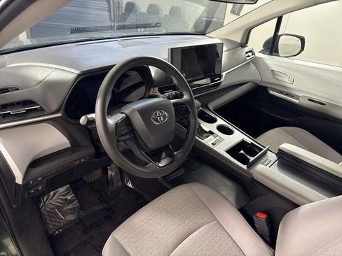 Used 2025 Toyota Sienna LE image 12