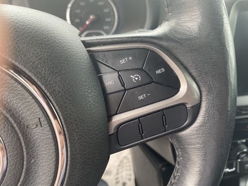 Used 2020 Jeep Renegade Altitude AWD/4WD image 12