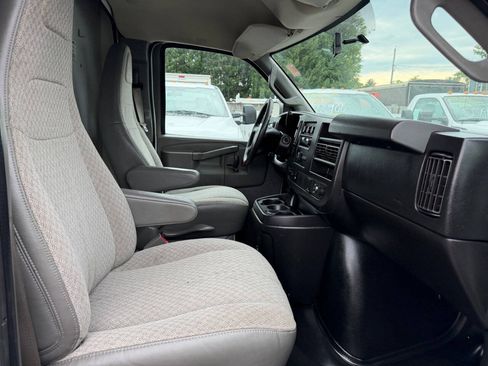 Used 2017 Chevrolet Express 3500 RWD image 16