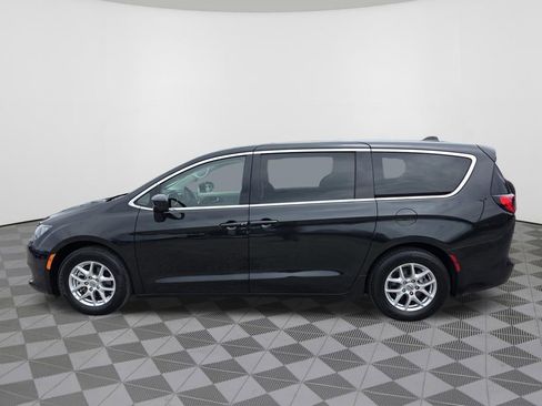 Used 2022 Chrysler Voyager LX FWD image 14