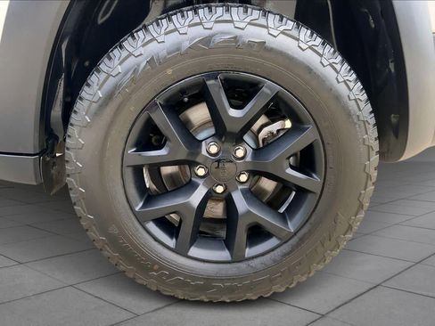 Used 2017 Jeep Cherokee Trailhawk image 10