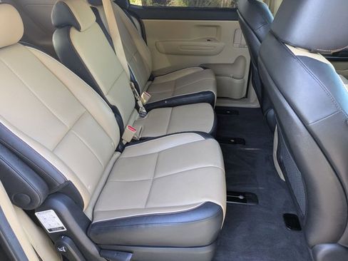 Used 2017 Kia Sedona LX w/ LX Essentials Premium Package image 19