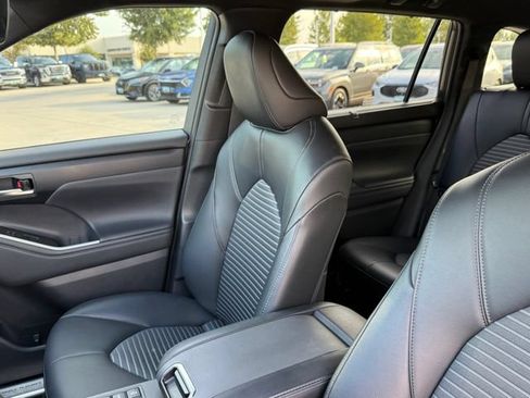 Used 2023 Toyota Highlander XSE FWD image 14
