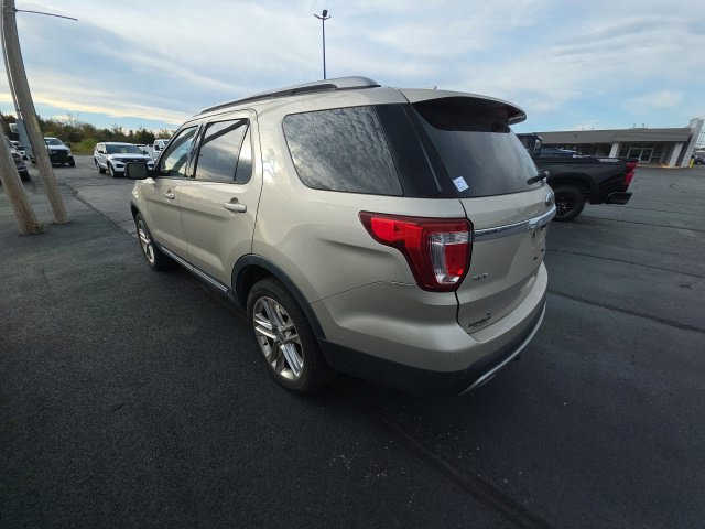 Used 2017 Ford Explorer XLT w/ Equipment Group 202A AWD/4WD image 10