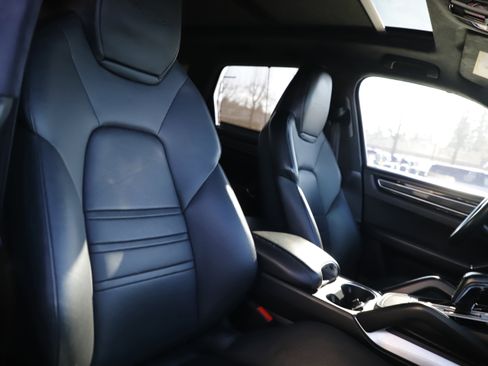Used 2019 Porsche Cayenne Turbo image 14