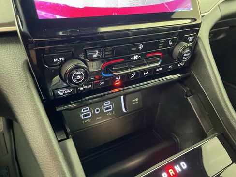 Used 2024 Jeep Grand Cherokee Limited w/ Black Appearance Package image 33