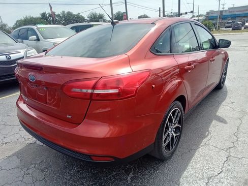 Used 2018 Ford Focus SE w/ SE Appearance Package FWD image 5