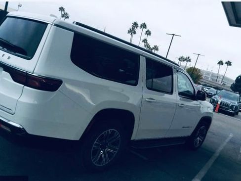 Used 2023 Jeep Wagoneer L Series II image 2