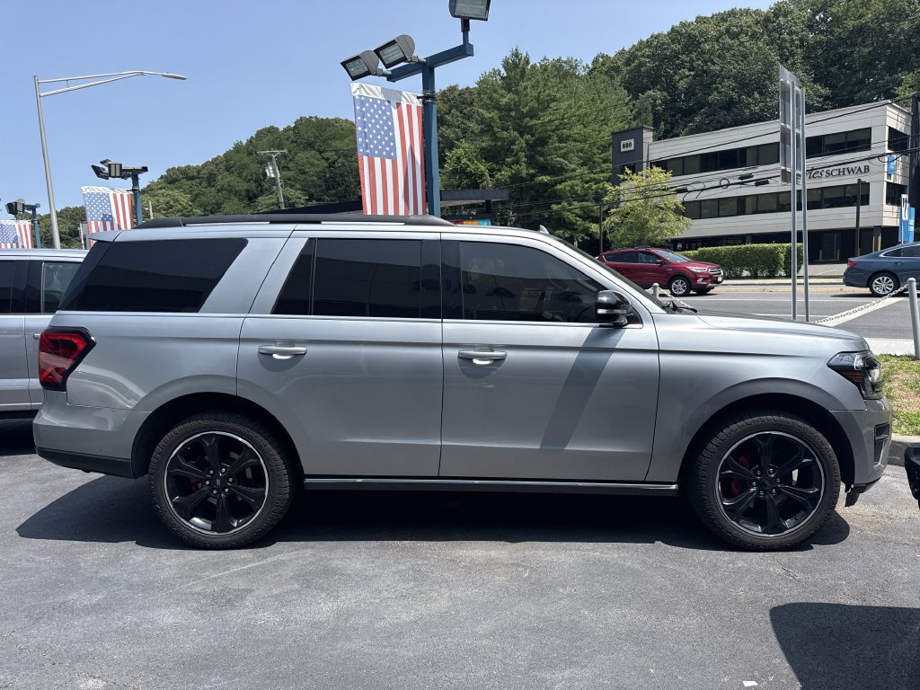 Used 2022 Ford Expedition Limited AWD/4WD image 3