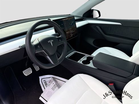 Used 2023 Tesla Model Y Performance image 9