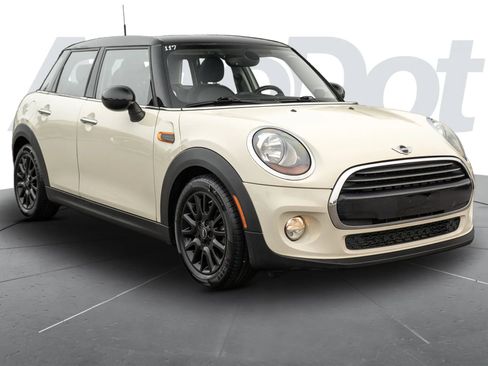 Used 2018 MINI Cooper 4-Door Hardtop w/ Premium Package FWD image 4