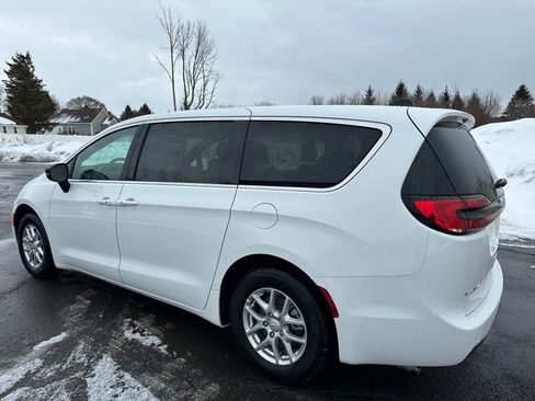 New 2026 Chrysler Pacifica Select image 11